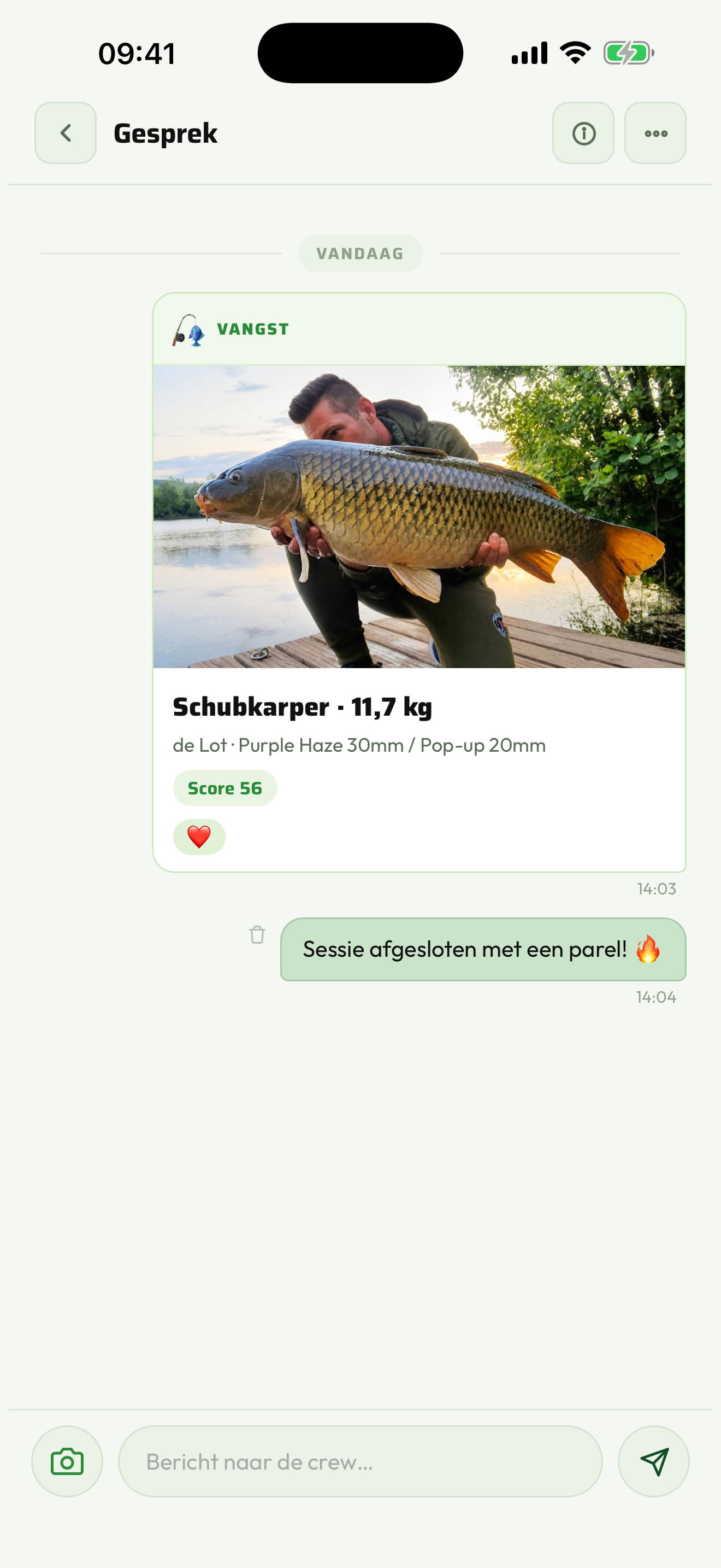 De crew-chat met berichten en een gedeelde vangst